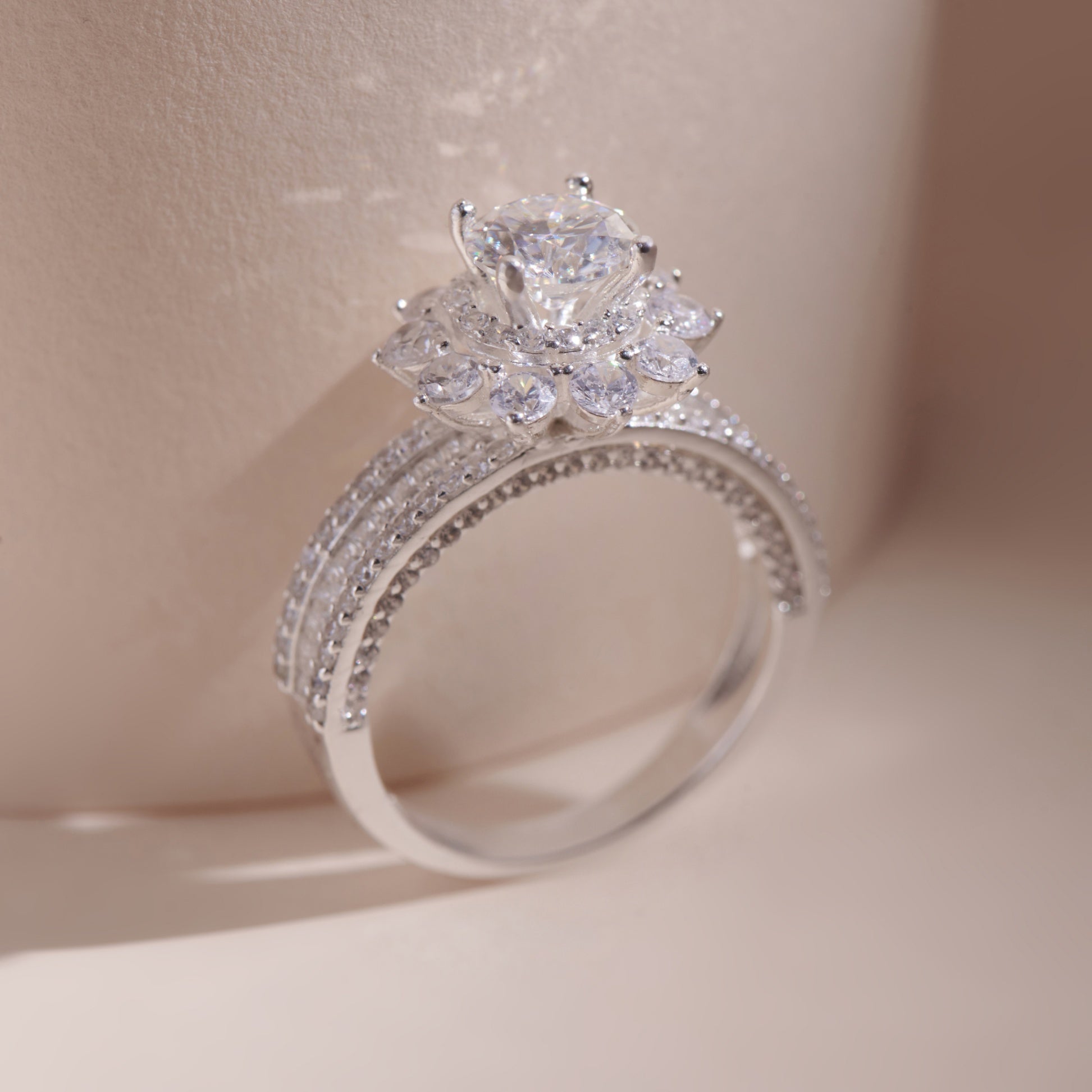 Gemor 18K Snow Bloom Ring