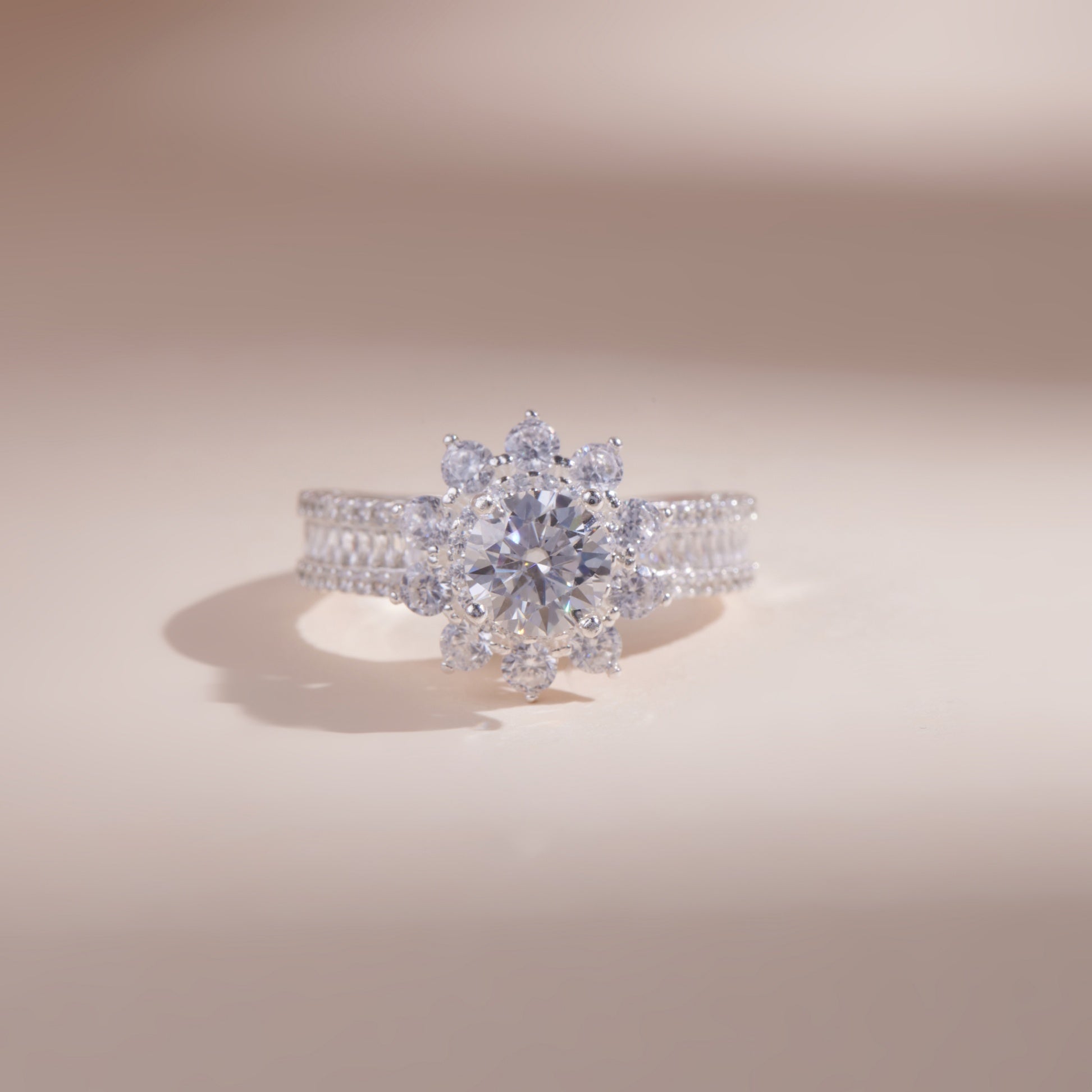 Gemor 18K Snow Bloom Ring